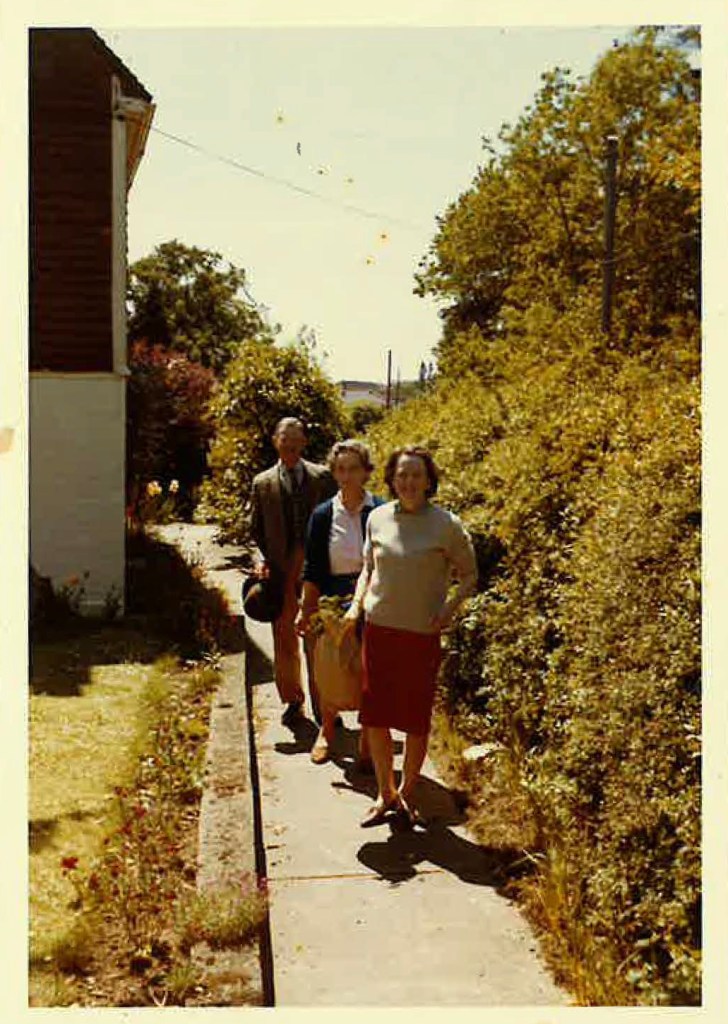 Bleak Cottage, Maidstone, Kent Gwen Knight (my grandmother) with Edward and Stella