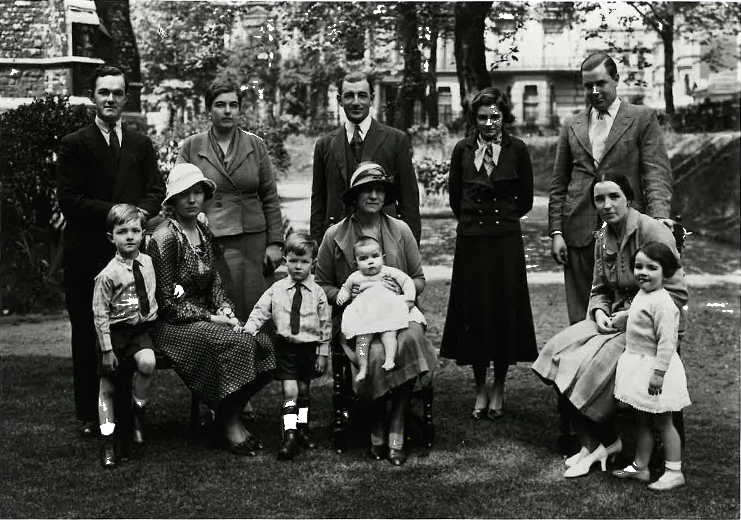 Knight Family circla 1931 - Edward Robert Knight (George), Tiny, Beril Rudd, Patsy, Clifford Knight, Ursula, Edith Warren (Granny), Constance (Popperty)